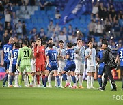 [포토] '3-1' 10경기 만에 감격의 승리를 거두는 수원