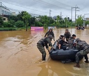 '물폭탄' 충북에 특전사 떴다…폭우에 발묶인 30명 구조