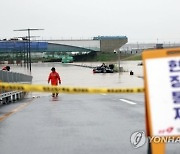 오송 지하차도서 버스 등 10여대 고립…구조 난항