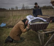 尹대통령 우크라 방문하자마자 찾은 부차는? “민간인 학살 현장”