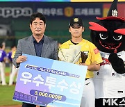 박영현 ‘우수투수상’ [MK포토]