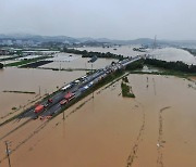 흙탕물에 잠긴 차량 19대…오송 지하차도 구조작업 난항