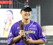 트로피 들고 기념촬영하는 MVP 채은성