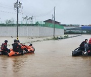 궁평지하차도 침수현장 수색활동 벌이는 소방대원