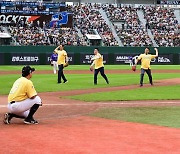 김용희-허규옥-김민호-김응국-전준우,'역대 올스타 MVP 시구' [사진]