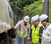 국토부 “집중호우로 탈선한 무궁화호 17일 새벽 복구될 듯”