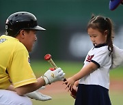 딸바보 안치홍과 수줍은 많은 딸 [포토]