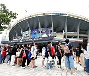 [포토S] 비 그친 사직구장, 올스타전 기다리는 팬들