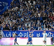 대반전! 최하위 수원, 선두 울산에 3-1 완승... '9G 무승 탈출·홈 첫 승' 전진우·뮬리치·김주찬 폭풍골 [수원 리뷰]