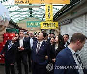 윤석열 대통령 부부, 폴란드 재래시장 방문