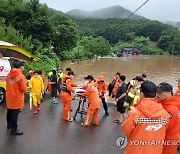 잠겨버린 마을 속 요양원 고립자 구조