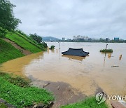 폭우로 침수된 공주 공산성 내 만하루