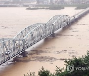 공주 금강철교 상판　밑까지 차오른