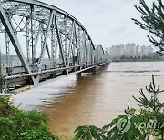 공주 금강철교 상판까지 차오른 빗물