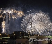 CORRECTION APTOPIX France Bastille Day