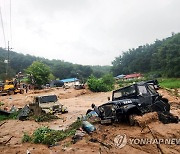 산사태로 고립된 차량들