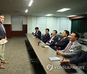 김기현, 로버트 루나 LA카운티 보안 책임자 면담