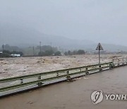 폭우 휩쓸린 아버지 구하려다 아들까지 숨져