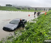 함안서 차량 1대 침수, 차 지붕 위 운전자 구조