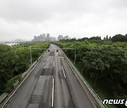 차량 통제로 텅 빈 동작대교 남단 올림픽대로