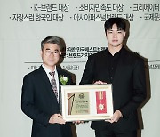 [bnt포토] '수상 후 기념촬영하는 의사 정재웅'(대한민국 베스트브랜드 어워즈)