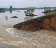 [속보] 충남 논산시 성동면 우곤리 제방 붕괴…주민 260명 대피