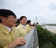 오송 지하차도 현장 찾은 이재명 "참 안타까워, 신속하게 수습해 주길"