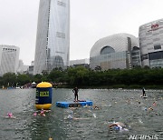 롯데월드타워 아래에서 수영하는 참가자들