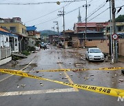 "도망쳐야 살 수 있다…금세 물이 무릎까지 차 현관문 안 열려 "