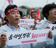 비가 와도 꺼지지 않는 '윤석열 퇴진' 불꽃