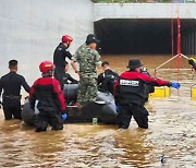 오송 지하차도 총 9명 사망…비 예보에 물 빼기 안간힘