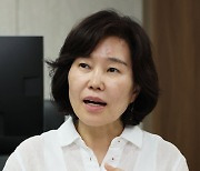 연합뉴스와 인터뷰 하는 김은경 혁신위원장