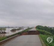 충남 논산 논산천 제방 붕괴