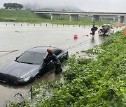 차량 잠기고 석축 무너지고…호우경보 발효 경남, 곳곳에서 피해