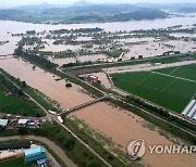 제방 붕괴 우려되는 금강 하류의 익산 산북천 제방