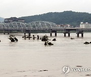 여전히 많은 물 흐르는 공주 금강