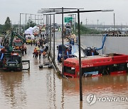 인명 수색위해 배수작업 진행되는 궁평2 지하차도