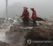 산사태 진창에서 계속되는 수색