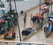 버스 인양 뒤 속도 내는 인명 수색