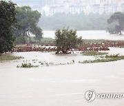 불어난 황룡강에 침수된 시설물