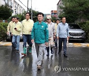 침수피해 현장 점검하는 충남지사