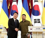 [속보] 대통령실 "젤렌스키, 우크라 재건 사업에 한국 참여 요청"