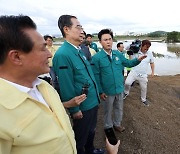 제방 붕괴 현장 살펴보는 한덕수 국무총리