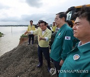 논산천 제방 붕괴 현장 설명 듣는 한덕수 총리