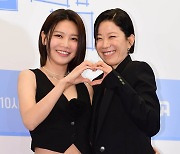 [TEN포토] 전혜진-최수영 '미소마저 닮았네'