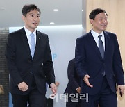 [포토]이복현 금감원장-문동권 신한카드 사장 함께 참석