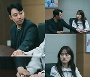 '이로운 사기' 김동욱, 천우희의 든든 변호인 등판…꽉 잡은 두 손