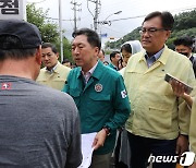 침수 피해 주민 격려하는 김기현 대표