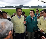 충남 청양군 일대 침수 논 앞에서 설명하는 김기현 대표