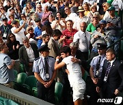 조코비치 꺾고 윔블던 우승 축하 받는 알카라스